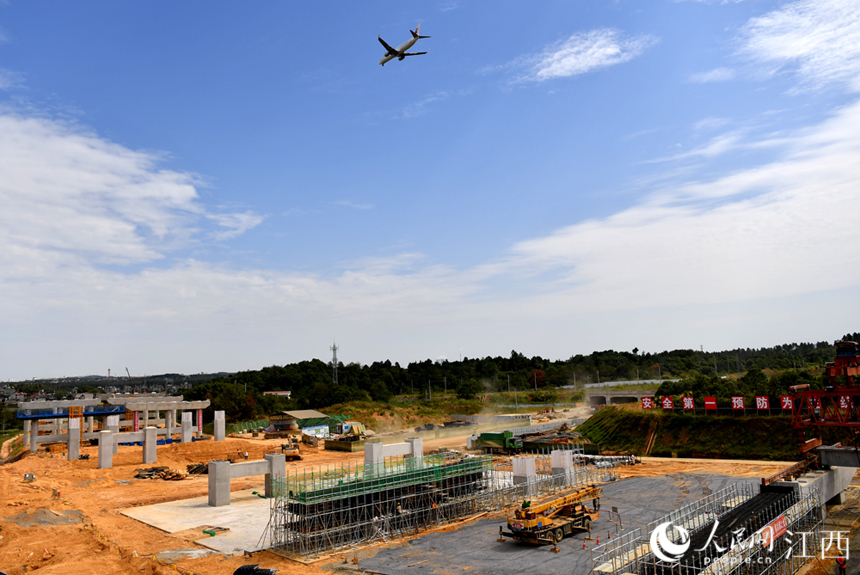 贛新大道施工現場，施工單位正搶抓時間節點進行施工。 人民網 時雨攝