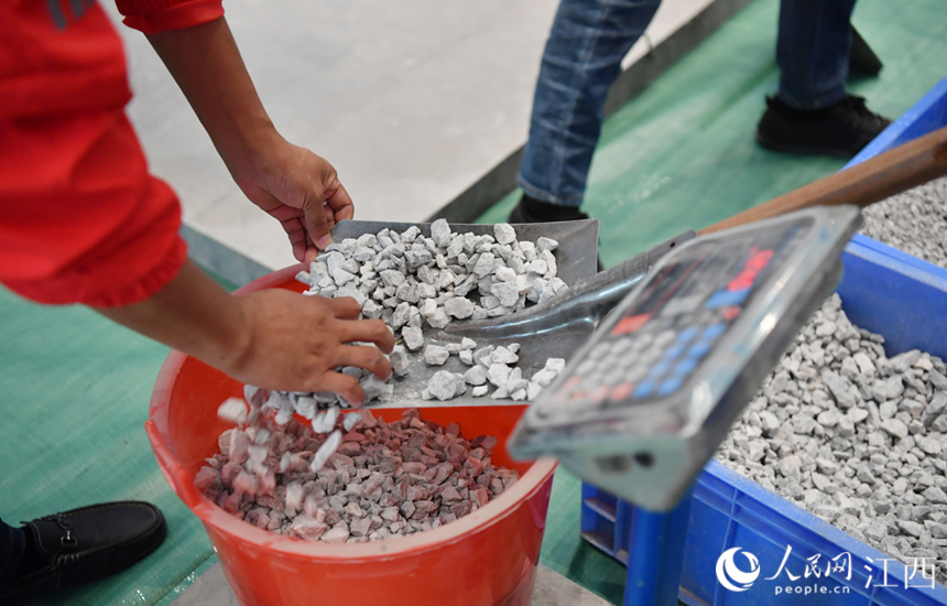 混凝土職業技能競賽在南昌舉行，圖為選手在競賽中。 人民網 時雨攝