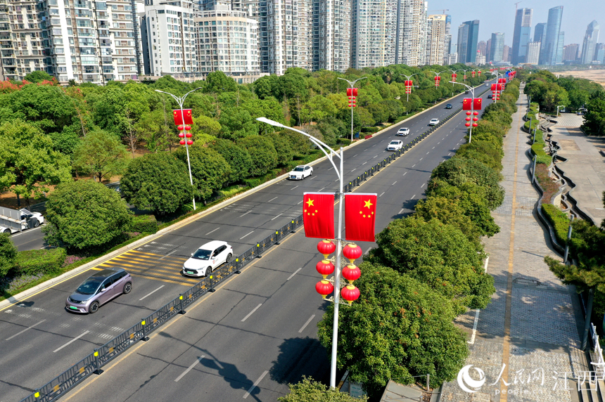 南昌贛江大道上國旗飄揚，洋溢著喜迎國慶濃郁氛圍。 人民網 時雨攝