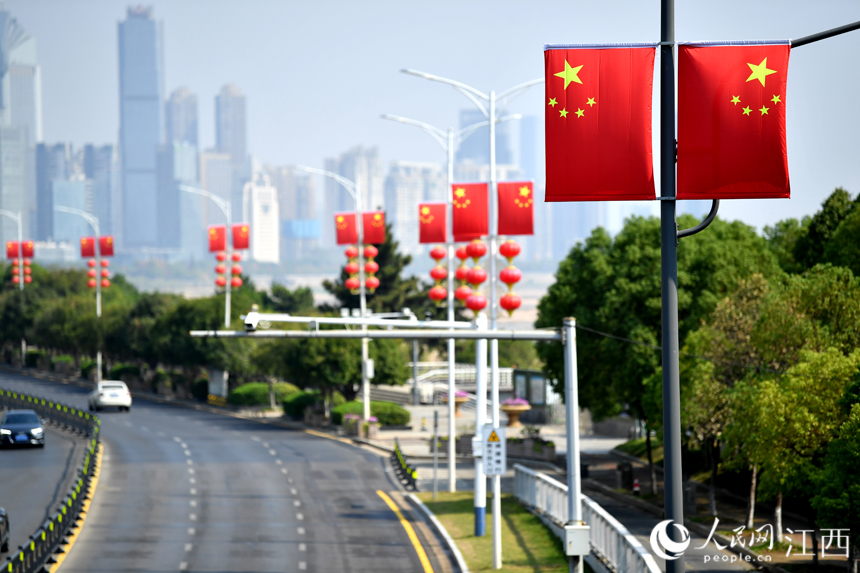 南昌贛江大道上國旗飄揚，洋溢著喜迎國慶濃郁氛圍。 人民網 時雨攝