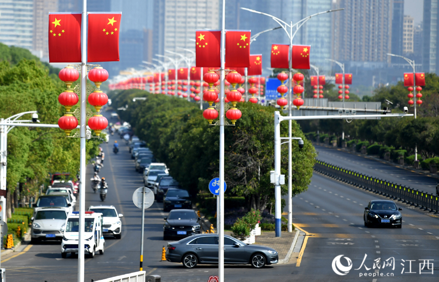 南昌贛江大道上國旗飄揚，洋溢著喜迎國慶濃郁氛圍。 人民網 時雨攝