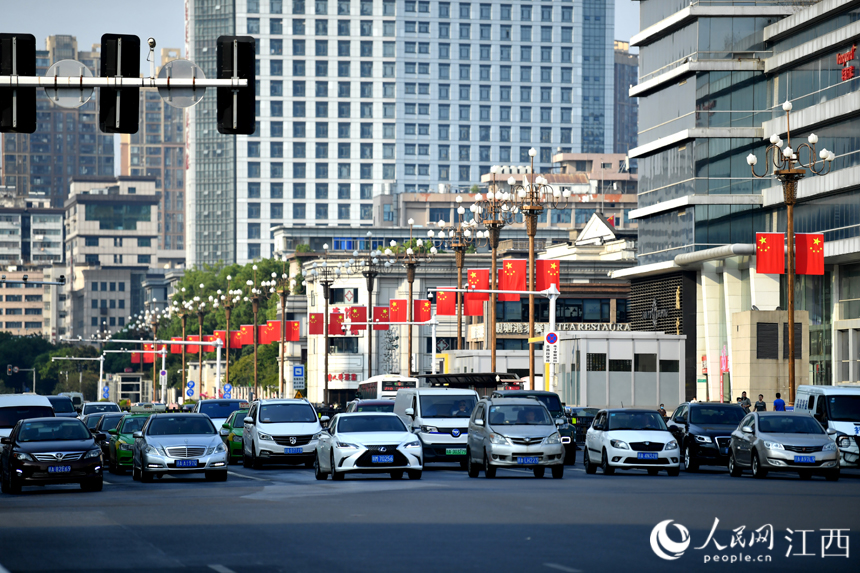 南昌八一大道上國旗飄揚，洋溢著喜迎國慶濃郁氛圍。 人民網 時雨攝