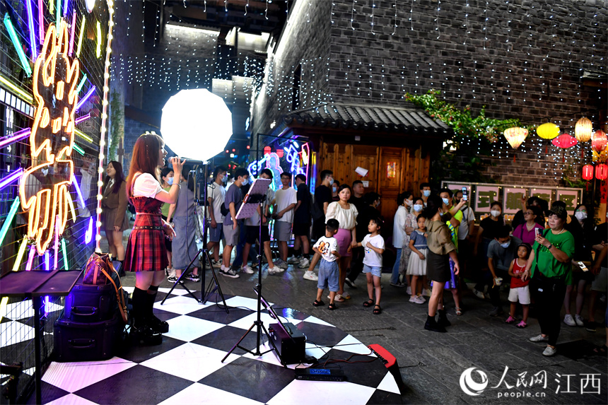 萬壽宮夜市熱鬧非凡，繁華有活力。 人民網 時雨攝