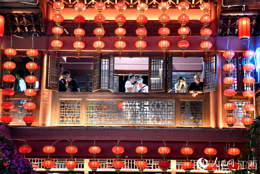 萬壽宮張燈結彩，節日氛圍濃厚，吸引游客前來“打卡”。人民網 時雨攝