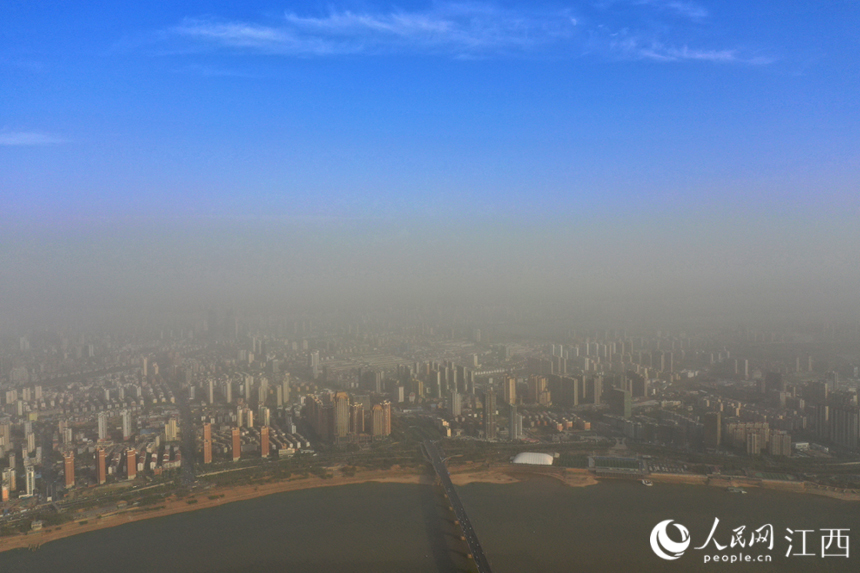 4日，南昌風力加大，贛江兩岸灰蒙，能見度降低。 人民網 時雨攝