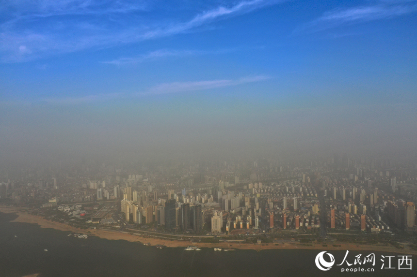 4日，南昌風力加大，贛江兩岸灰蒙，能見度降低。 人民網 時雨攝
