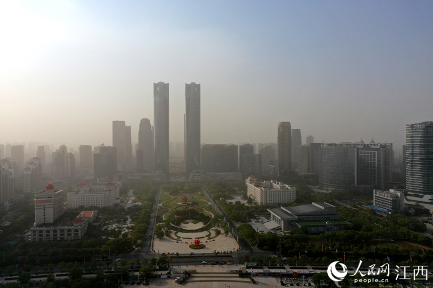 4日，南昌風力加大，贛江兩岸灰蒙，能見度降低。 人民網 時雨攝