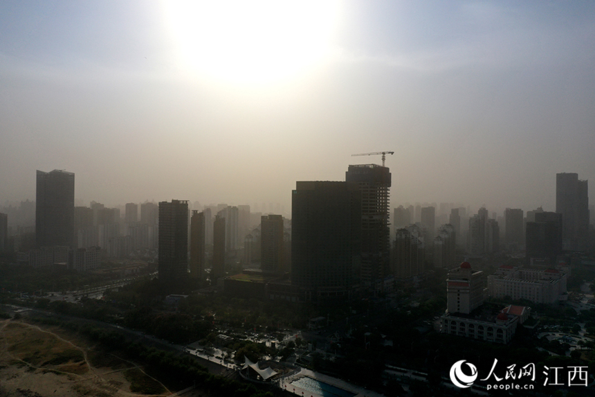 4日，南昌風力加大，贛江兩岸灰蒙，能見度降低。 人民網 時雨攝