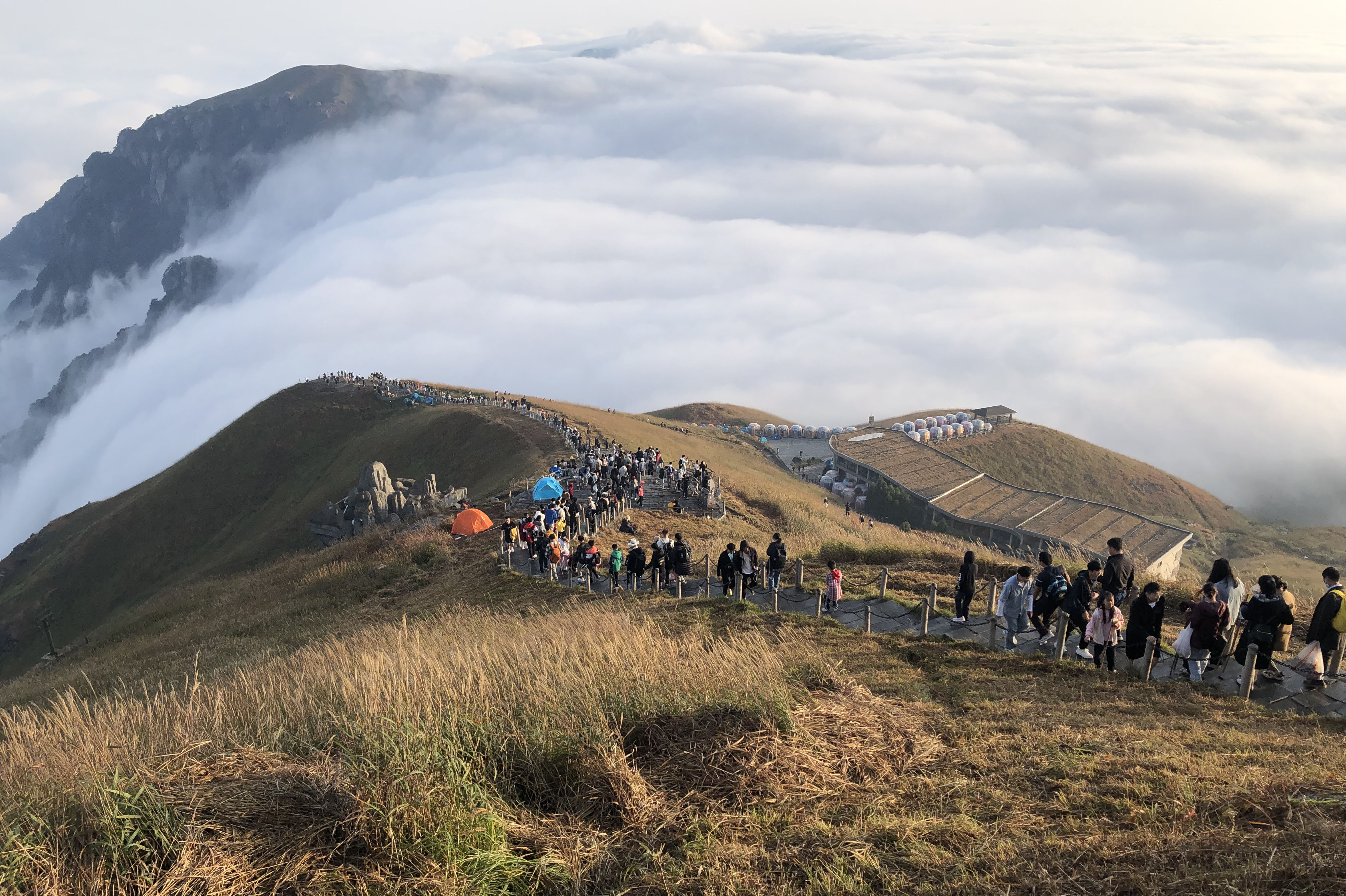 氣溫下降，武功山出現“瀑布”云海奇觀。謝凌陽攝