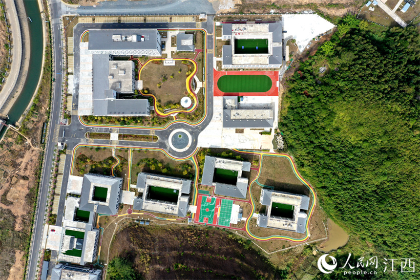 航拍江西省贛州市崇義縣過埠鎮陽明正頤康養中心。 人民網 時雨攝