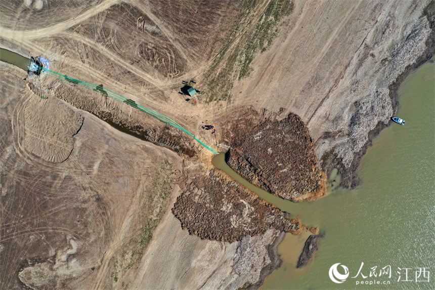 鄱陽湖主航道的湖水正通過引水渠引向碟形湖。 人民網 時雨攝