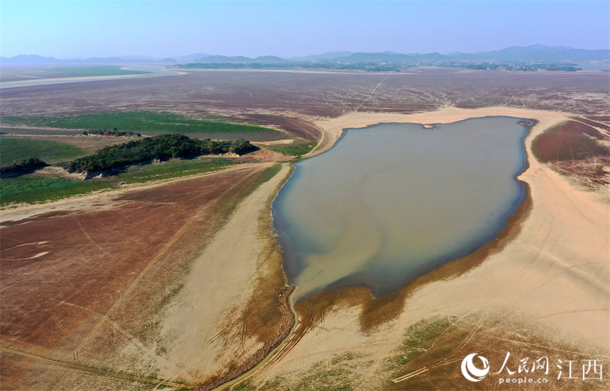 引水作用下，碟形湖水體面積逐漸擴大。 人民網 時雨攝