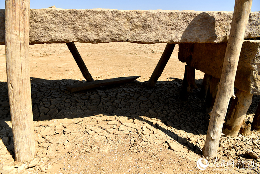 鄱陽湖水位持續走低，湖底的千眼古橋露出真容。 人民網 時雨攝