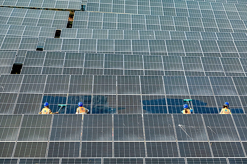 在江西省永新縣高市鄉八團村光伏發電基地，工人在清潔光伏板。周亞茂攝