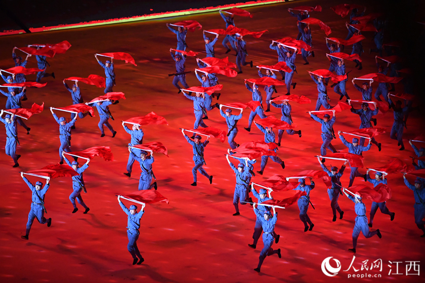 開幕式上的精彩演出。 人民網 時雨攝