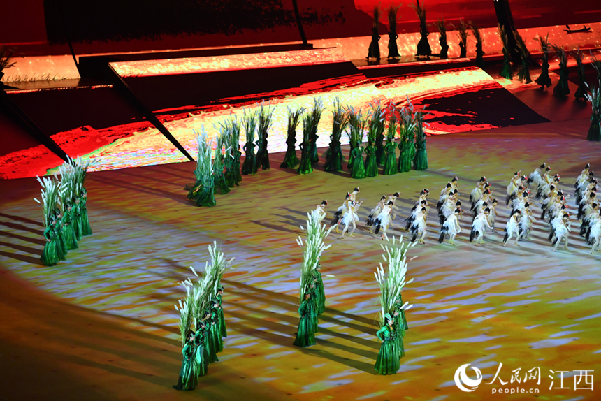 開幕式上的精彩演出。 人民網 時雨攝