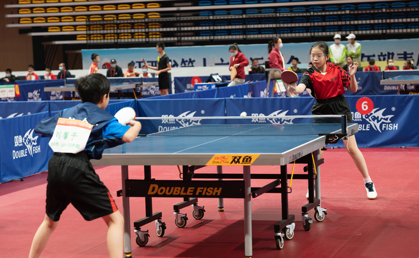 選手們在激烈比拼。 劉文平 攝