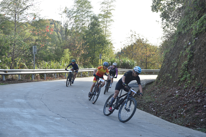 選手們在騎行比賽中。 南平 攝