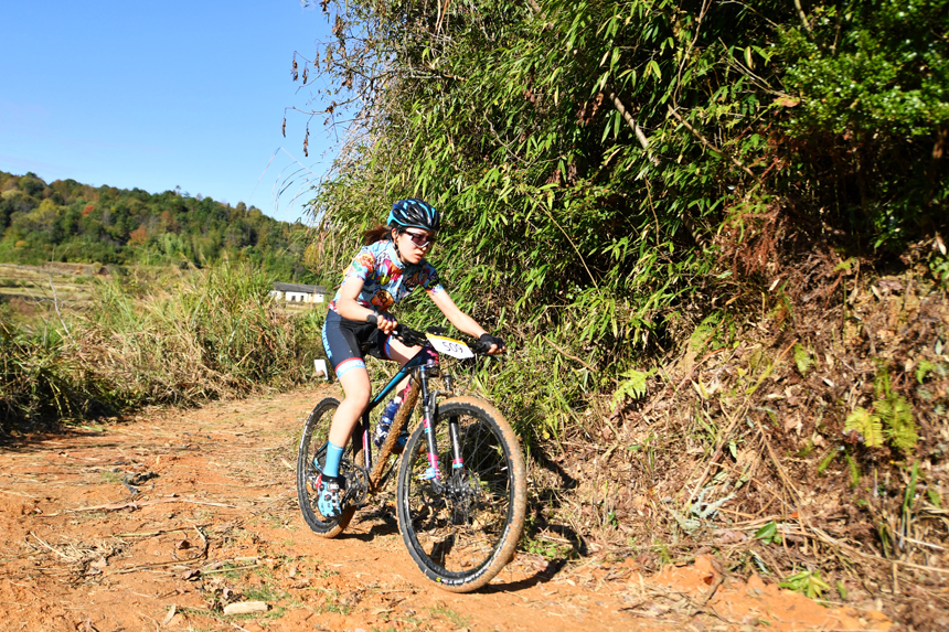 選手們在騎行比賽中。 南平 攝