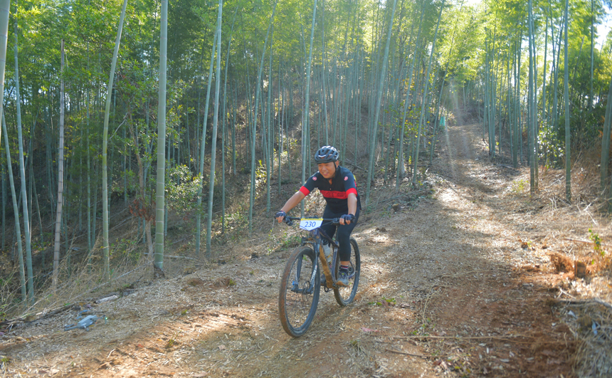 選手們在騎行比賽中。 南平 攝