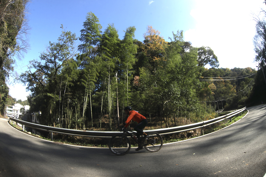 選手們在騎行比賽中。 南平 攝