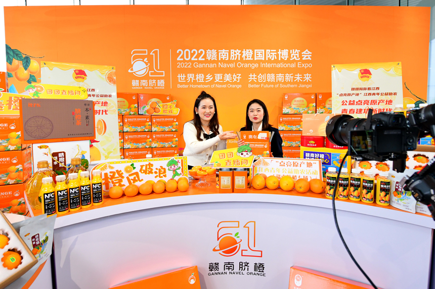 青年助農直播團隊在網絡平臺幫助果農銷售贛南臍橙。朱海鵬攝