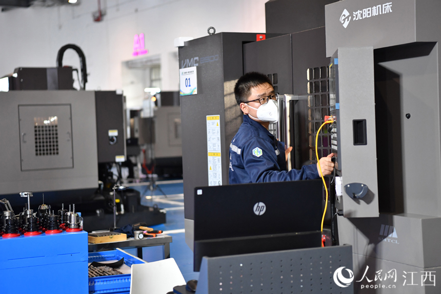 職業技能大賽上，來自不同領域的青年正在進行技能比賽。 人民網 時雨攝