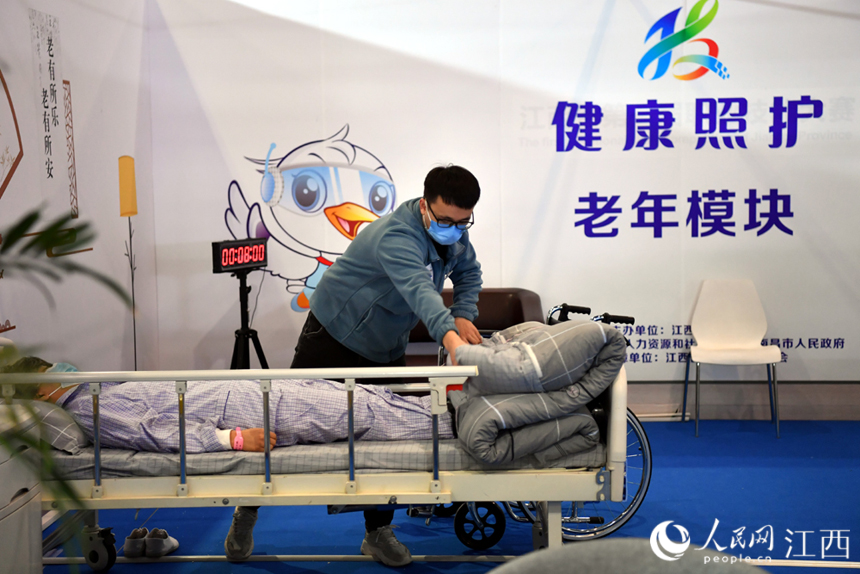 職業技能大賽上，來自不同領域的青年正在進行技能比賽。 人民網 時雨攝