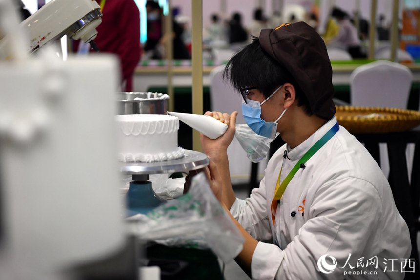 職業技能大賽上，一位年輕的選手正在制作糕點。 人民網 時雨攝