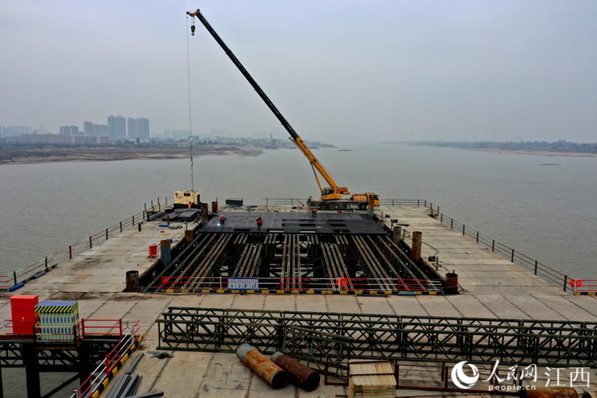 工人們冒著嚴寒搶抓時間節點進行施工。 人民網 時雨攝