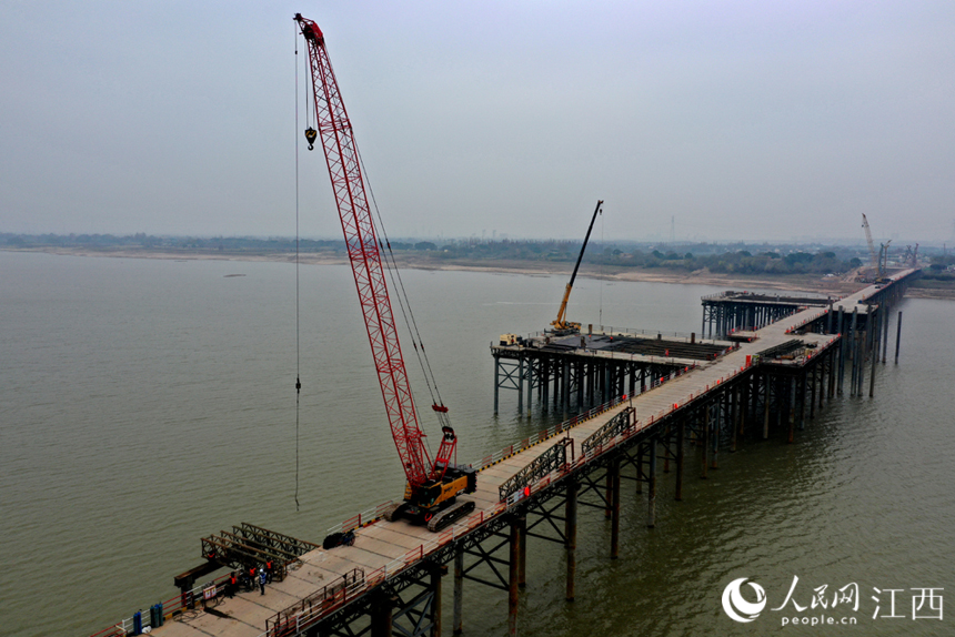 工人們冒著嚴寒搶抓時間節點進行施工。 人民網 時雨攝