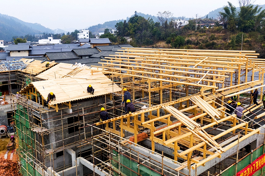 工人正在修繕古建筑。詹繼成攝