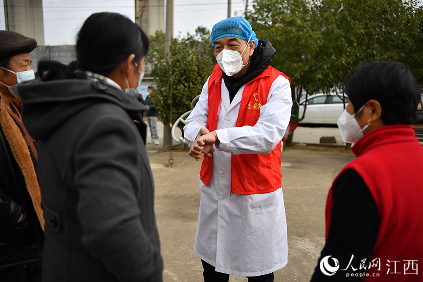 社區衛生服務中心的醫生為村民們講解新冠康復期的注意事項。 人民網 時雨攝