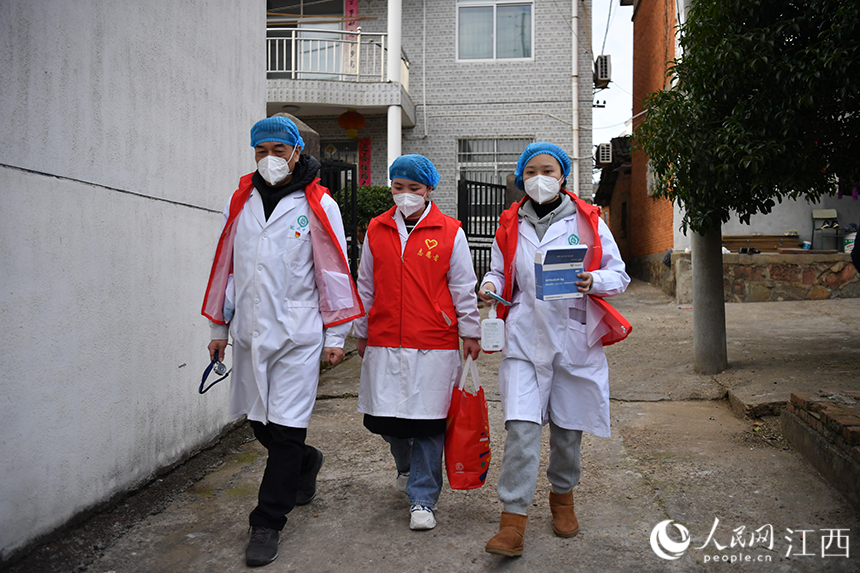 社區衛生服務中心的醫生走村入戶守護村民健康。 人民網 時雨攝