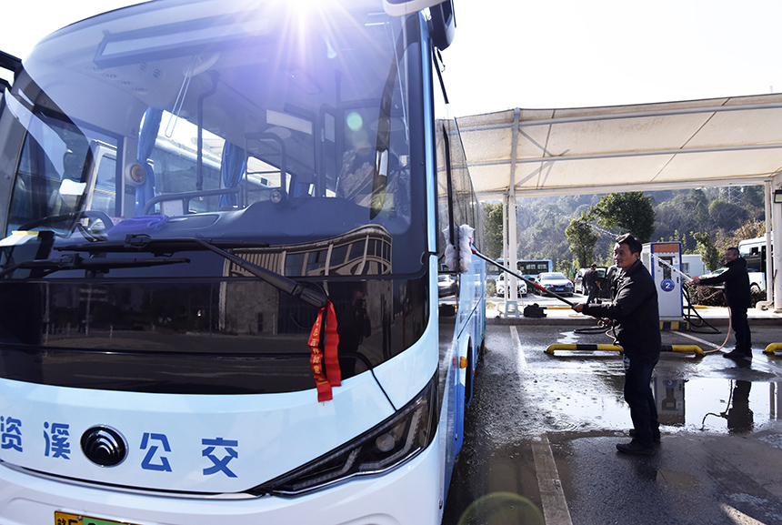 作業人員對車輛進行清洗。吳志貴攝