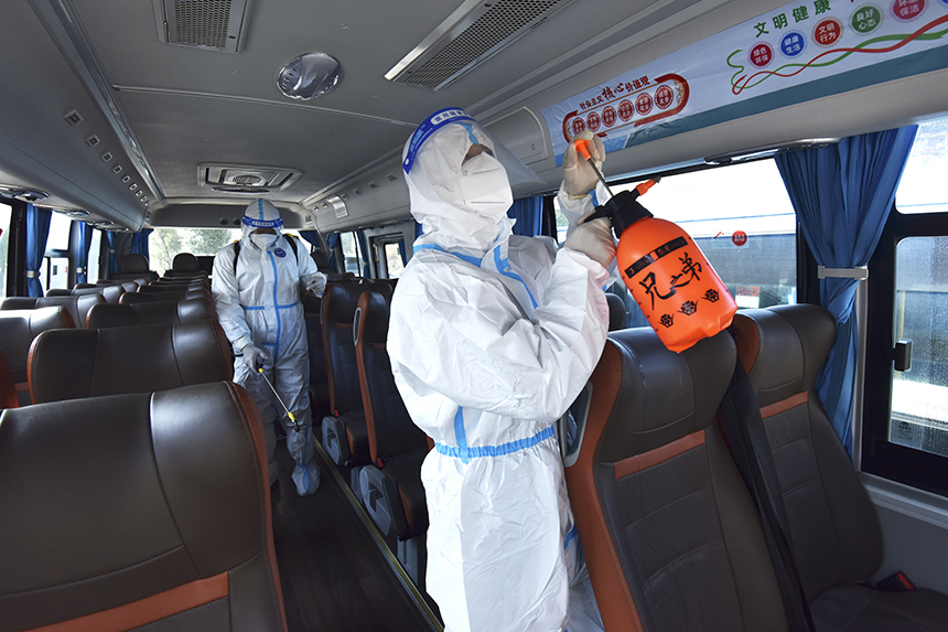 作業人員對車輛進行消殺。吳志貴攝