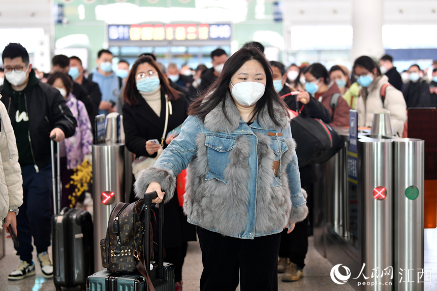 南昌西站，旅客通過檢票閘后進入站臺。人民網 時雨攝