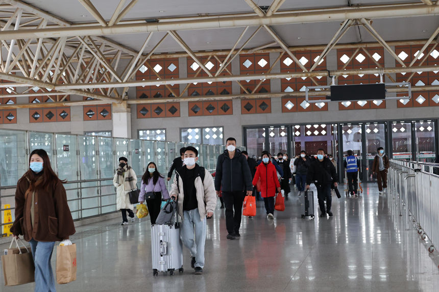 天橋上的趕路人。王勇富攝