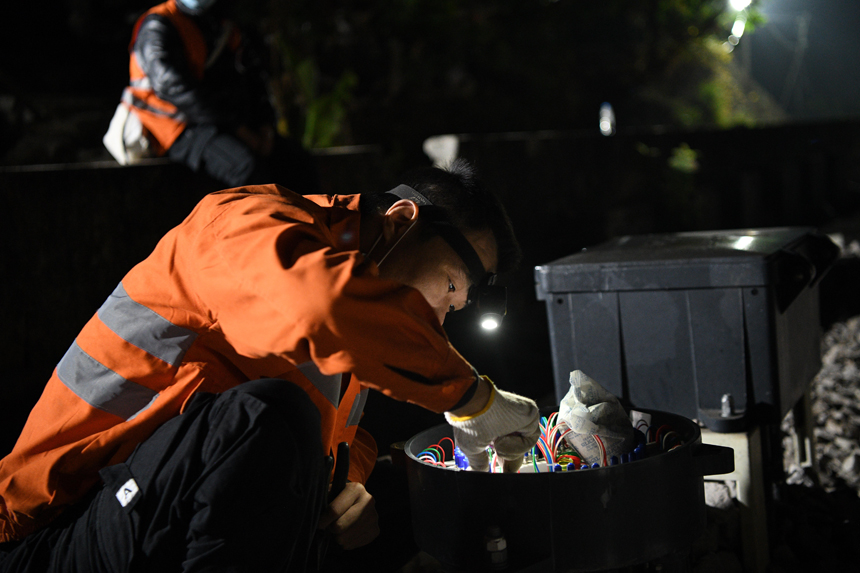 中國鐵路南昌局集團有限公司福州電務段職工檢查電纜盒配線。姜振濤攝