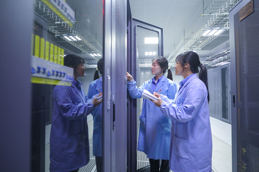 檢修設備。鄒碧峰攝