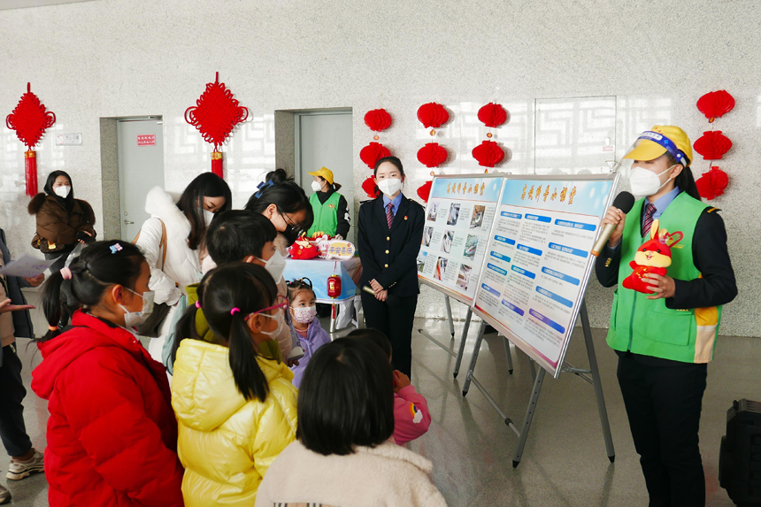 鐵路志愿者為現場旅客開展有獎知識問答。倪述群攝