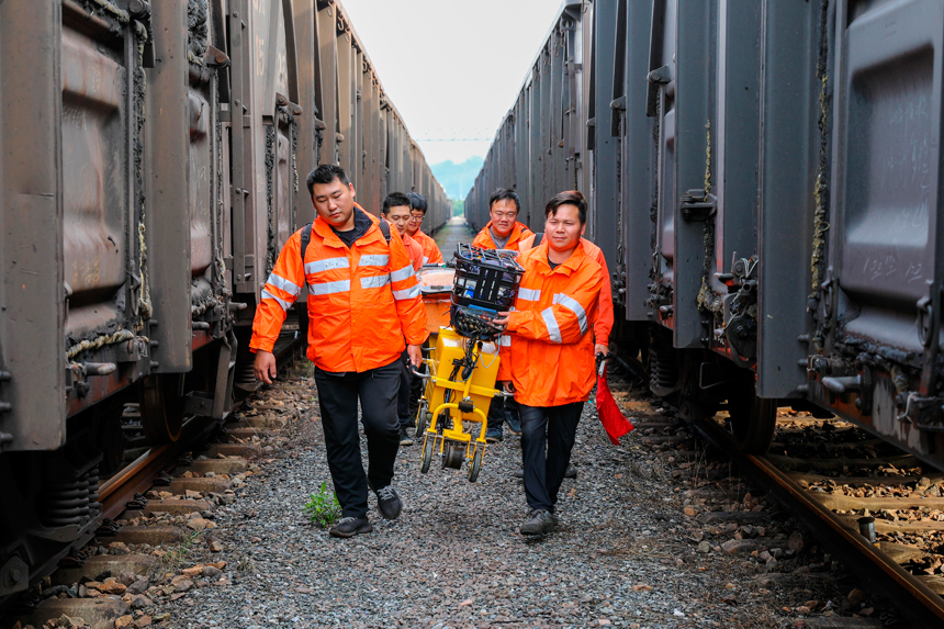 鐵路職工正在搬運儀器到探傷作業地點。陳霏滸攝
