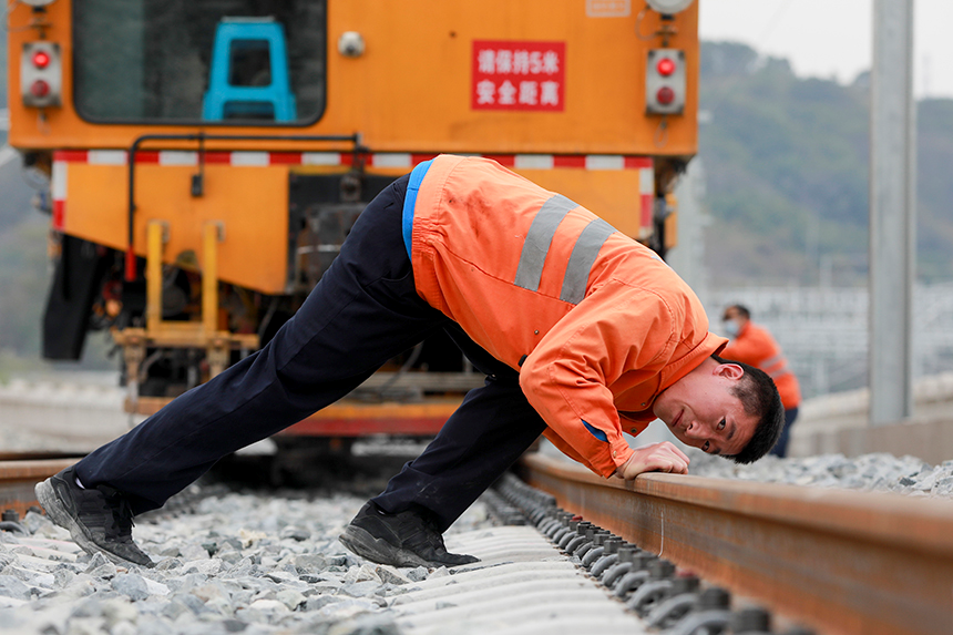 機械段職工查看作業后線路質量。高晉攝
