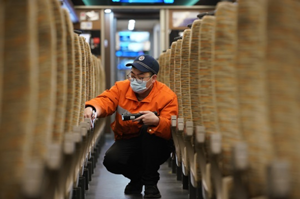 動車組機械師為“春運”保駕護航。中國鐵路南昌局集團有限公司供圖