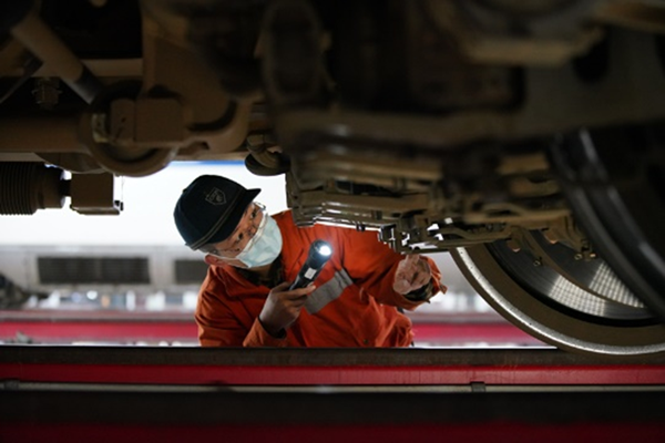 動車組機械師為“春運”保駕護航。中國鐵路南昌局集團有限公司供圖
