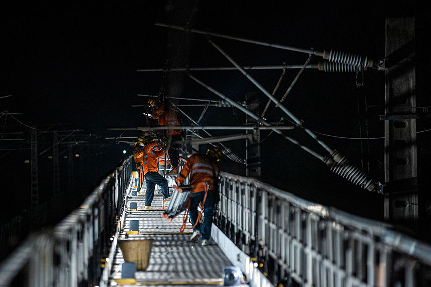 今日的檢修作業重點是對滬昆鐵路的吊弦進行更換，工作人員以2至3人為一小組，共有5至6個小組同時在175米長的平臺上進行作業。徐斌攝