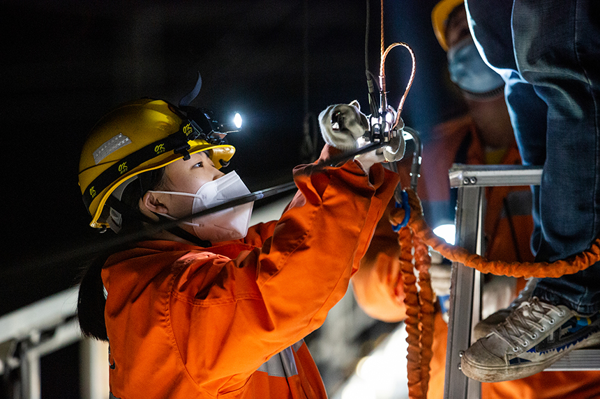 第一年參加春運檢修任務的女接觸網工陳子玥主動申請上手作業，學習業務技能。徐斌攝