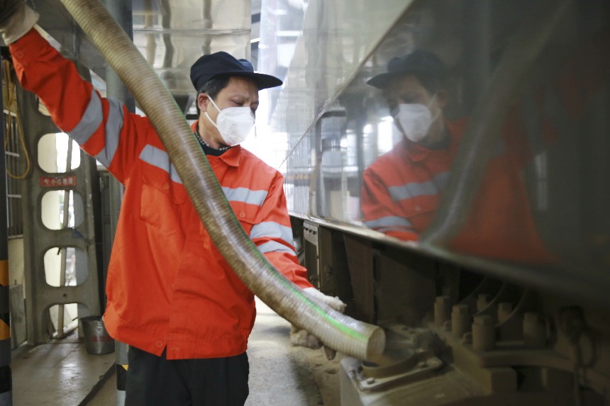 向塘機務段加砂工正進行加砂作業。范俊華 攝