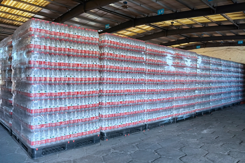 中國鐵路南昌局集團有限公司福州車務段杜塢站倉庫內整齊劃一的礦泉水，王勇富攝