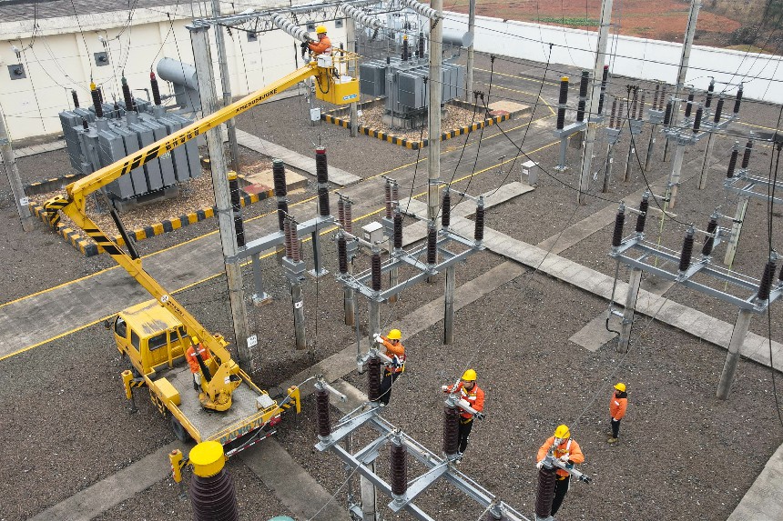 職工們在變電所進行檢修作業。史俊男攝